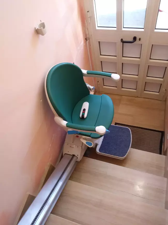 Montascale-con-sedile-rettilineo.jpg Montascale e piattaforme a Lecce Metaltecna