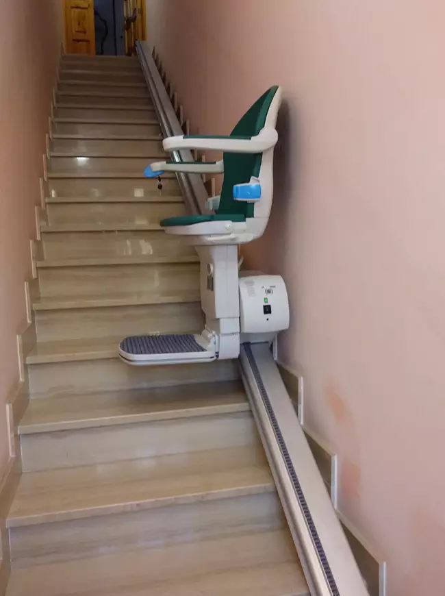 Montascale-rettilineo.jpg Montascale e piattaforme a Lecce Metaltecna