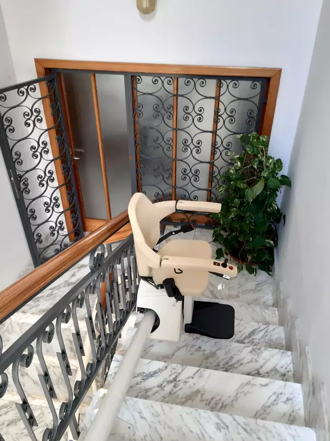 Montascale-con-poltroncine-curvilineo.jpg Montascale e piattaforme a Lecce Metaltecna