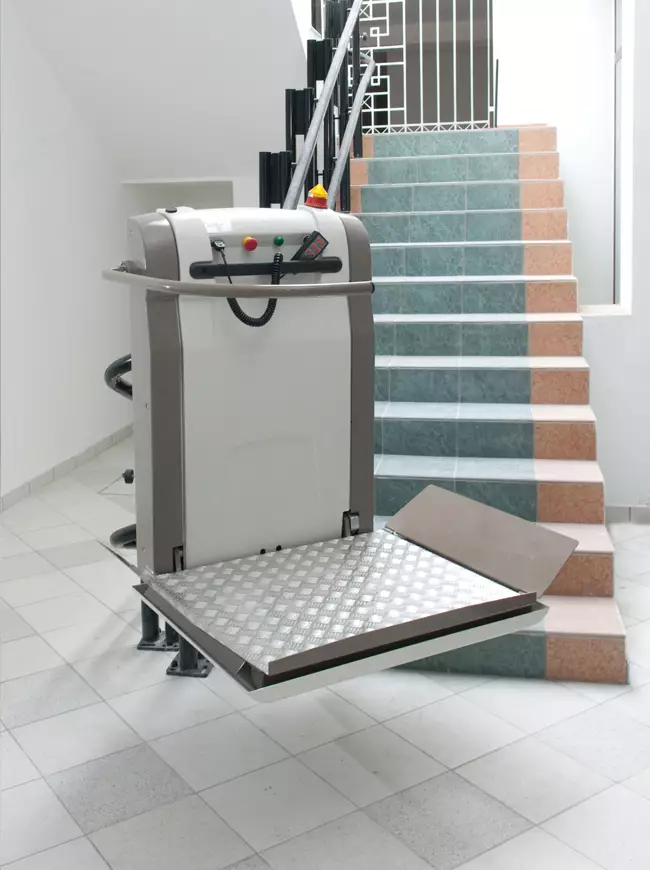 Montascale-con-piattaforma-1-1.jpg Montascale e piattaforme a Lecce Metaltecna