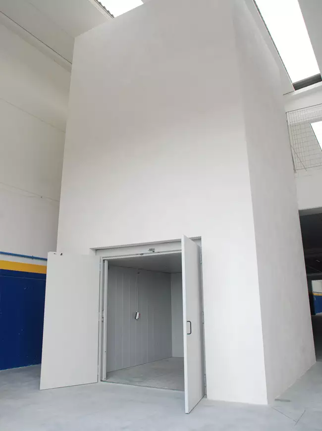 Montacarichi industriale installato in azienda a Lecce Metaltecna