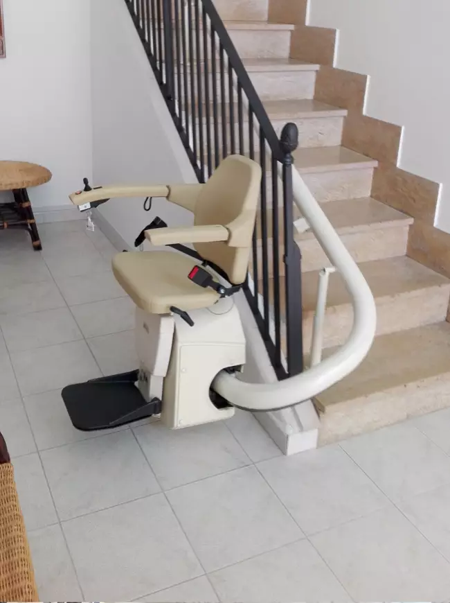 Montascale-con-poltroncina-curvilineo.jpg Montascale e piattaforme a Lecce Metaltecna