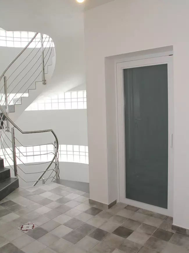 ASCENSORE-CONDOMINIALE-VANO-SCALE.jpg Miniascensori e ascensori condominiali a Lecce Metaltecna