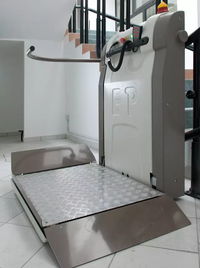 Montascale-con-piattaforma-1-2.jpg Montascale e piattaforme a Lecce Metaltecna